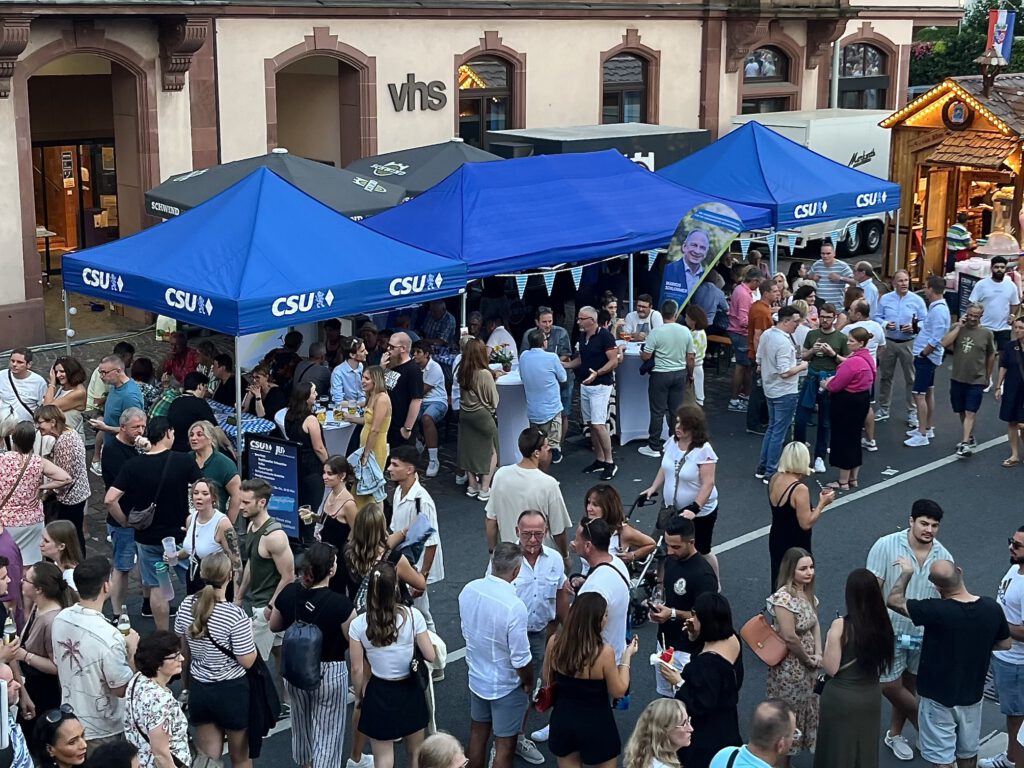 Gute Stimmung beim traditionellen Stadtfeststand von JU und CSU