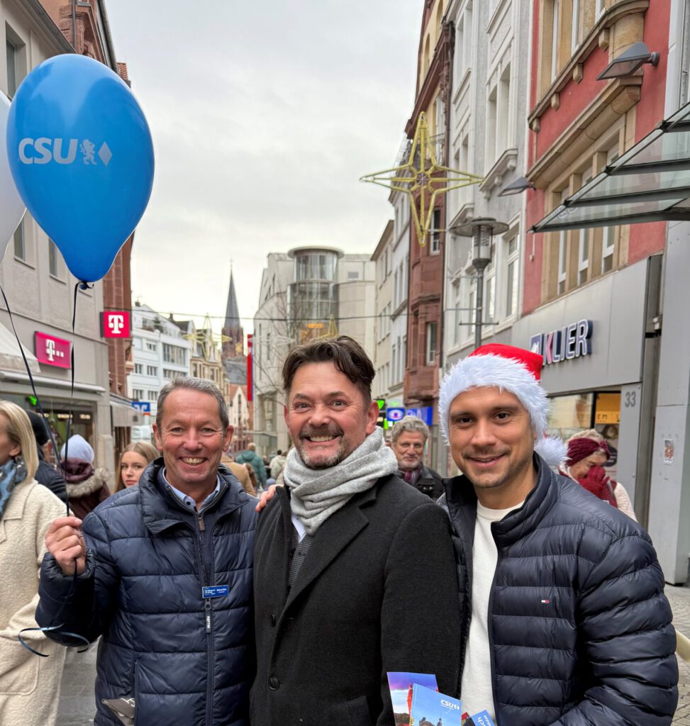 CSU Stadtmitte verteilt über 150 Hyazinthen beim Adventsstand in der Herstallstraße